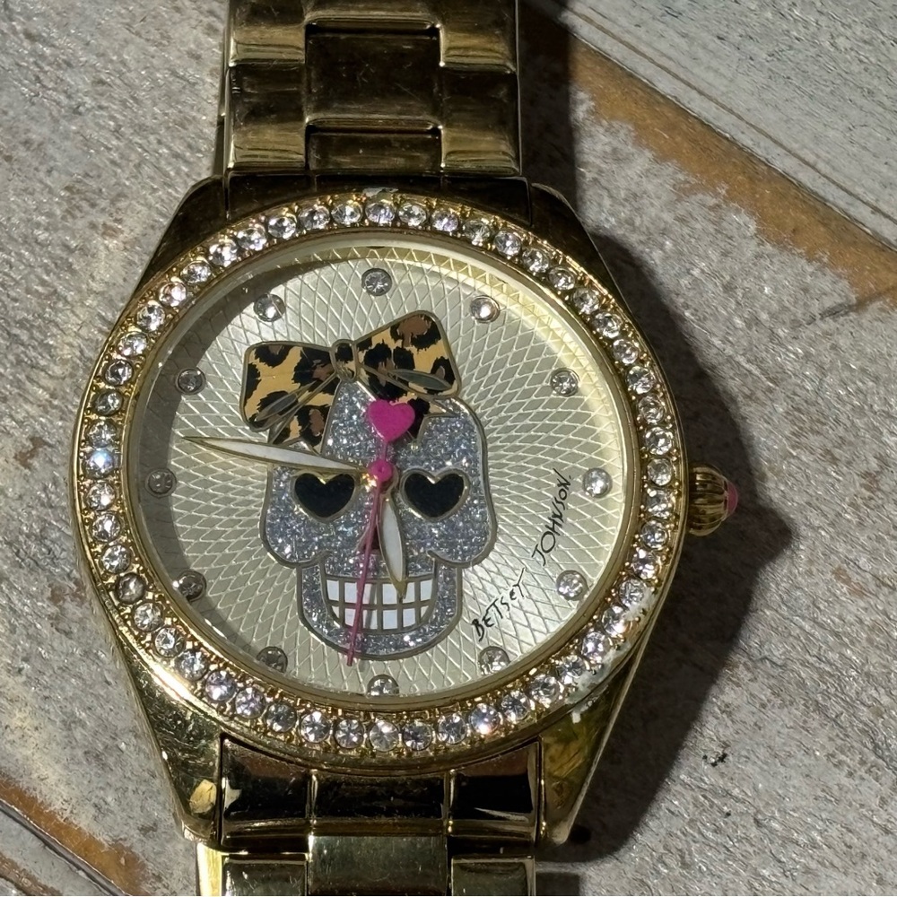 ❤️Betsey Johnson Gold Sugar Skull Watch - Picture 2 of 5